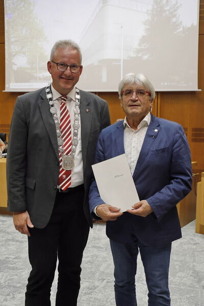 Ehrung von Manfred Zuber durch Bürgermeister Matthias Renschler